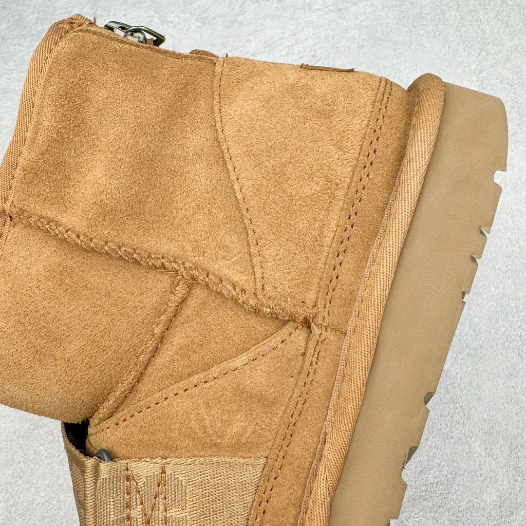 Pick up locally 💰640 UGG 5013 snap-on men's autumn and winter sheepskin and fur integrated snow boots. All shoes are made from the same factory as ZP. Longfeng A-grade Australian imported sheepskin and fur integrated men's boots. Brand OEM production line. Fully follow the ZP process. Original pattern maker of the OEM. Adhering to the principle of no original shoes and no development selection. Pay attention to every detail. The most authentic version on the market TREADLITE "Light Wing" technology outsole Lightweight/durable/flexible/pile size: 40 41 42 43 44 Coding: by3936050